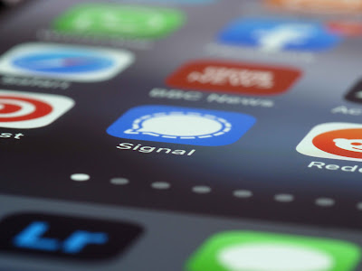 WhatsApp vs Signal Security Comparison